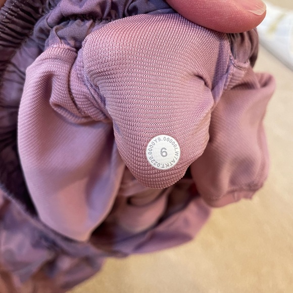 Lululemon HR Hotty Hot 4” lined shorts, size 6 - Picture 4 of 5